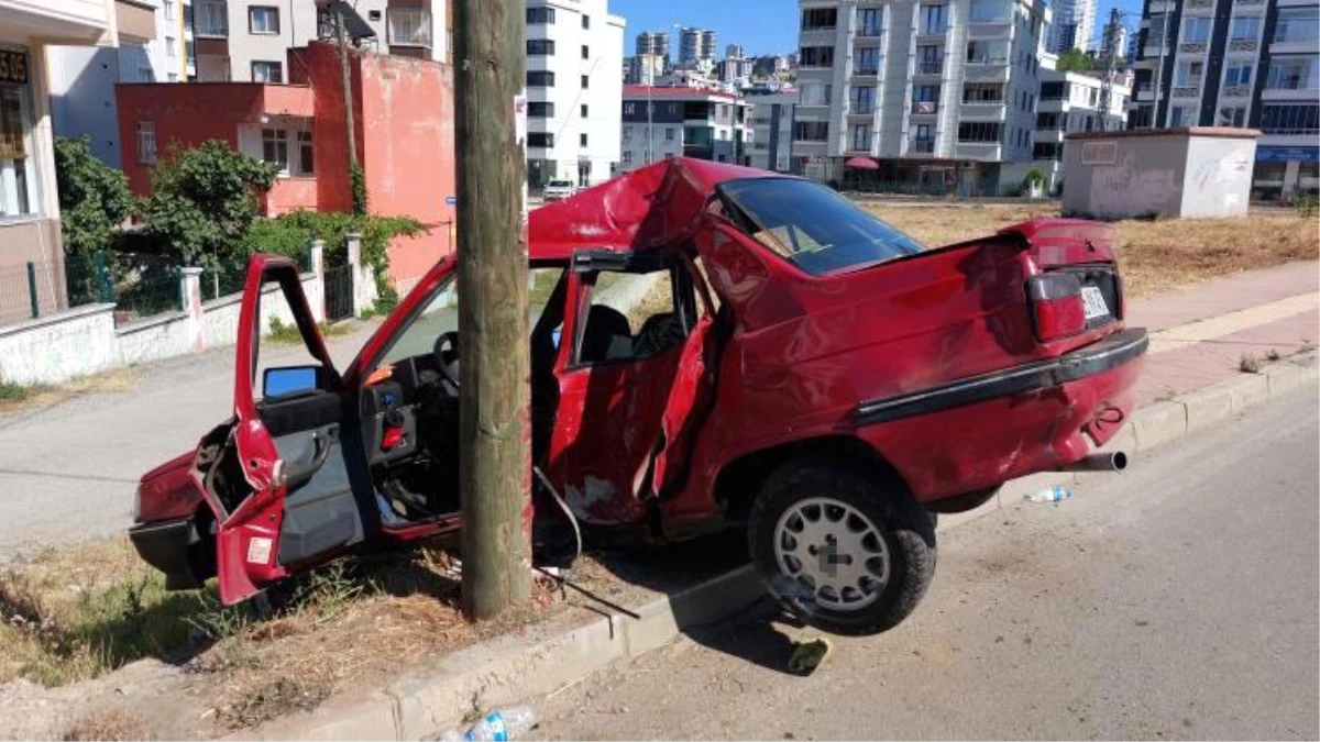 Samsun'da Otomobil Ağaç Direğe Çarptı, Sürücü Yara Almadan Kurtuldu