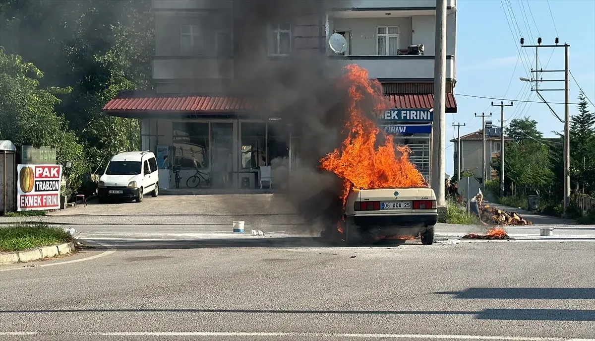 Samsun'da seyir halindeki otomobil alev aldı