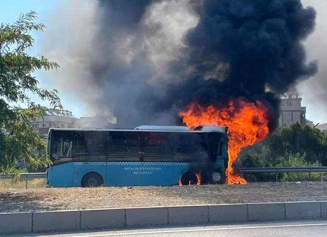 Seyir halindeki otobüsteki yangın onda fark edildi