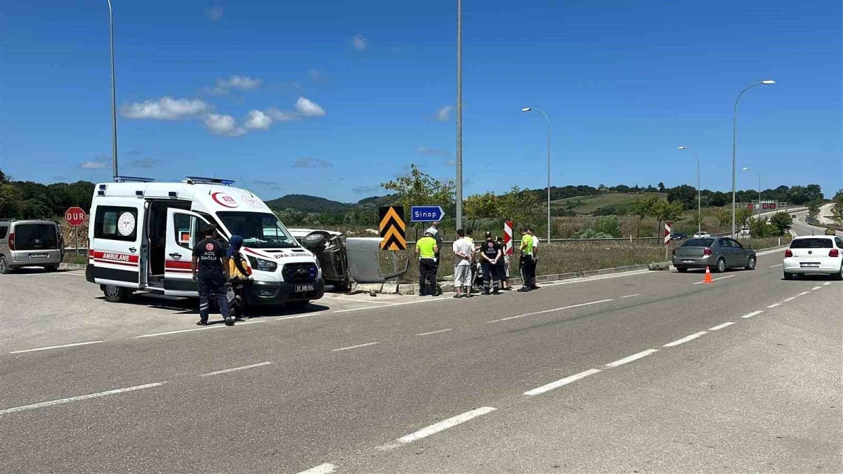 Sinop'ta 2 otomobilin çarpıştığı kazada 3 kişi yaralandı