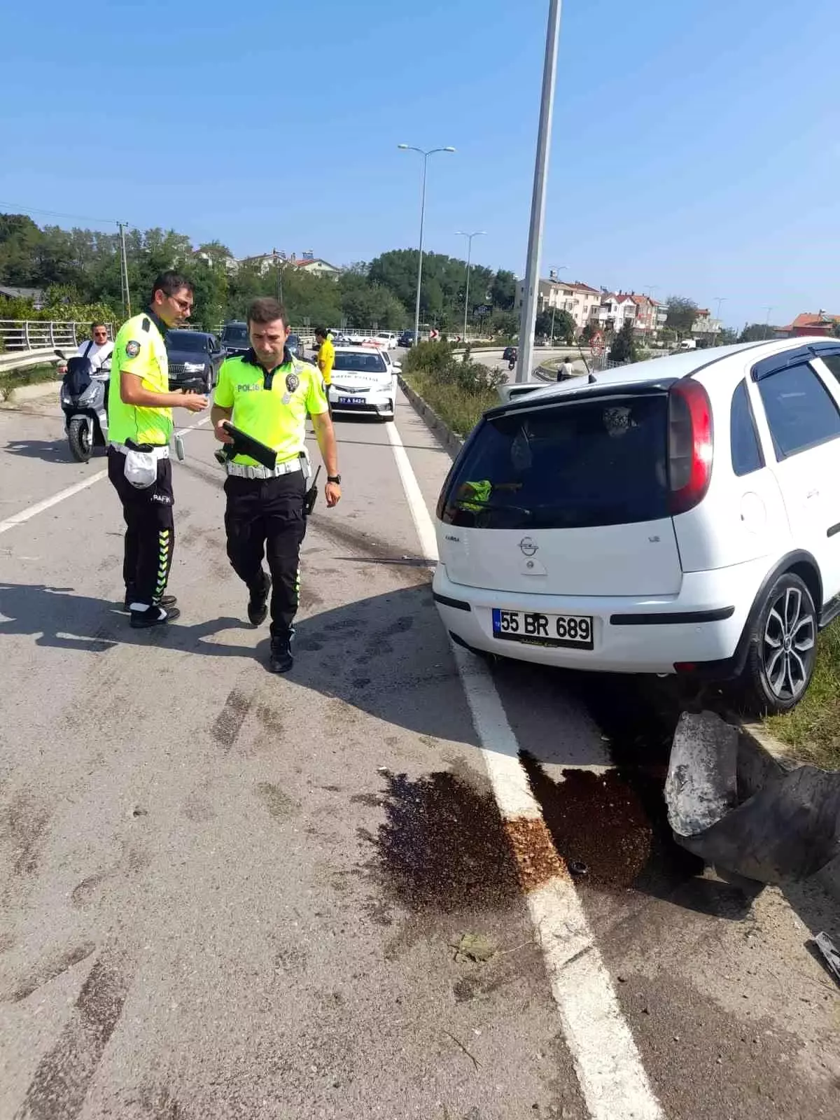 Sinop'ta otomobil refüje çıktı, sürücü hafif yaralandı