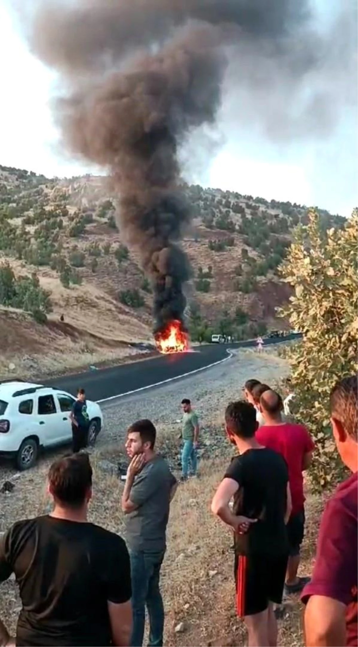 Şırnak-Siirt karayolunda lüks otomobil alev aldı