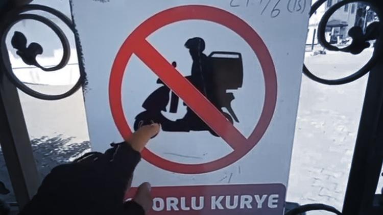 Site girişindeki uyarı levhası motokuryeyi çileden çıkardı: Bu yazıyı kaldırın yoksa kapıyı söker götürürüm