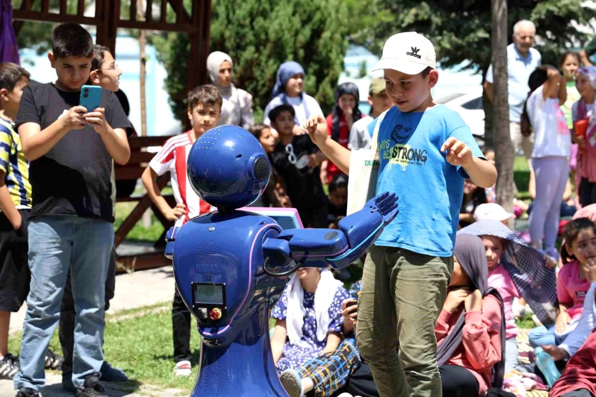 Sivas'ta Muhtar Çocuklar İçin Şenlik Düzenledi