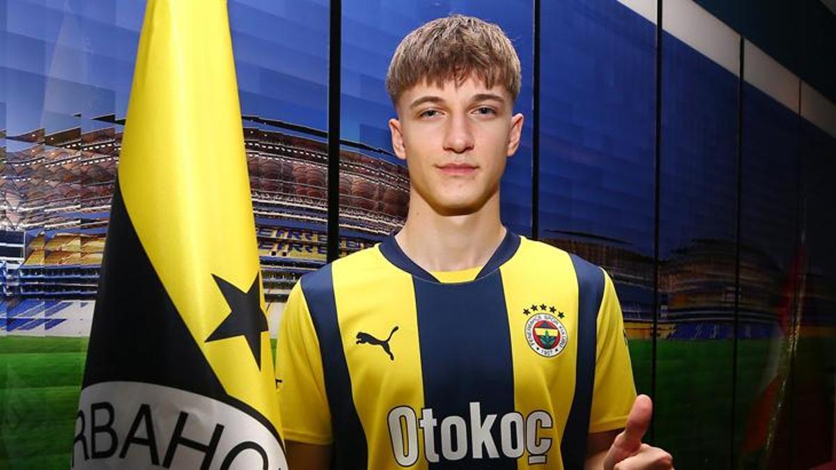 SON DAKİKA | Fenerbahçe yeni transferini resmen duyurdu! Genç futbolcudan 4 yıllık imza