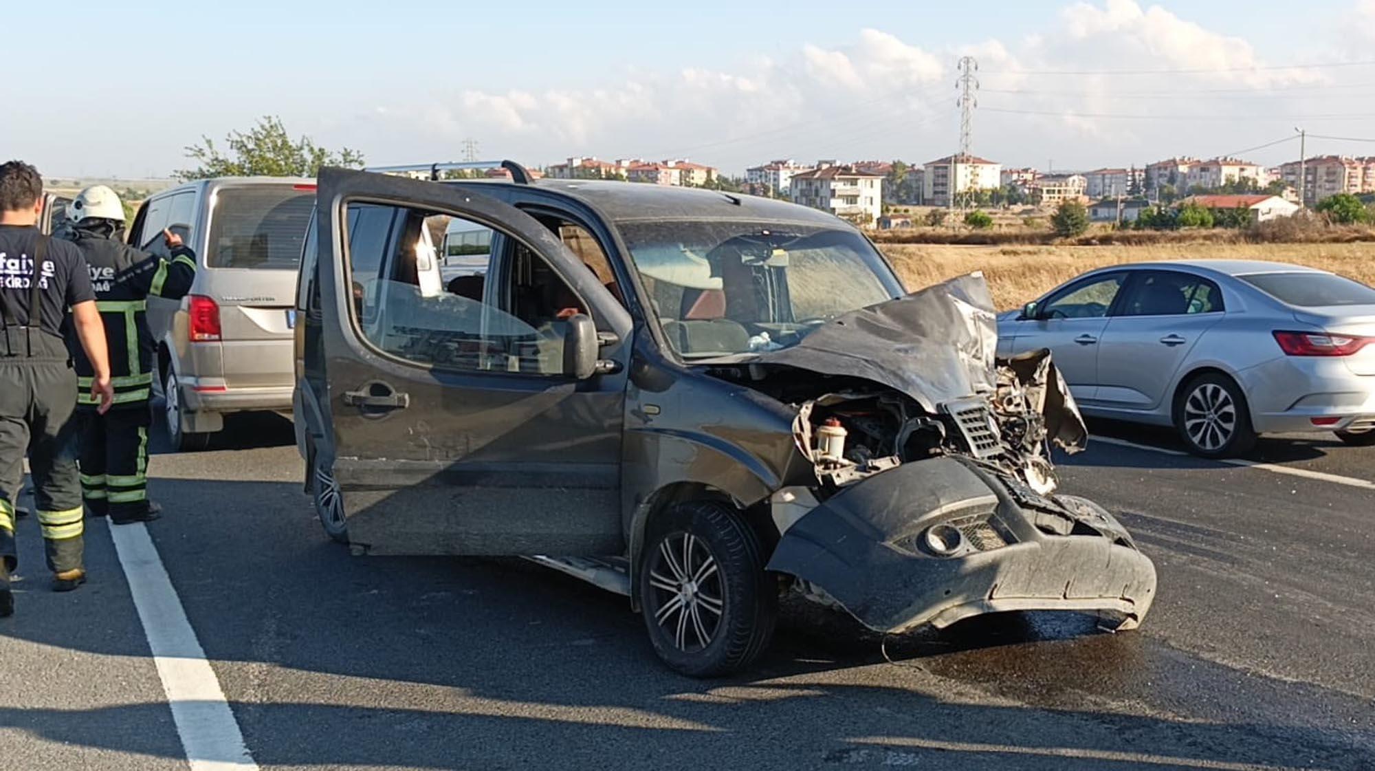 Tekirdağ’da kırmızı ışıkta geçti, servis midibüsüne çarptı: On bir yaralı