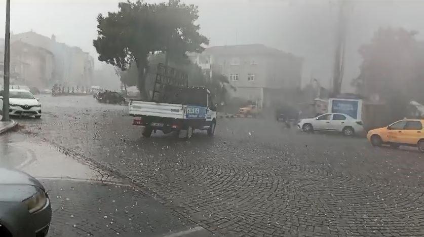 Tekirdağ'ı fırtına vurdu: Çatılar uçtu, ağaçlar devrildi