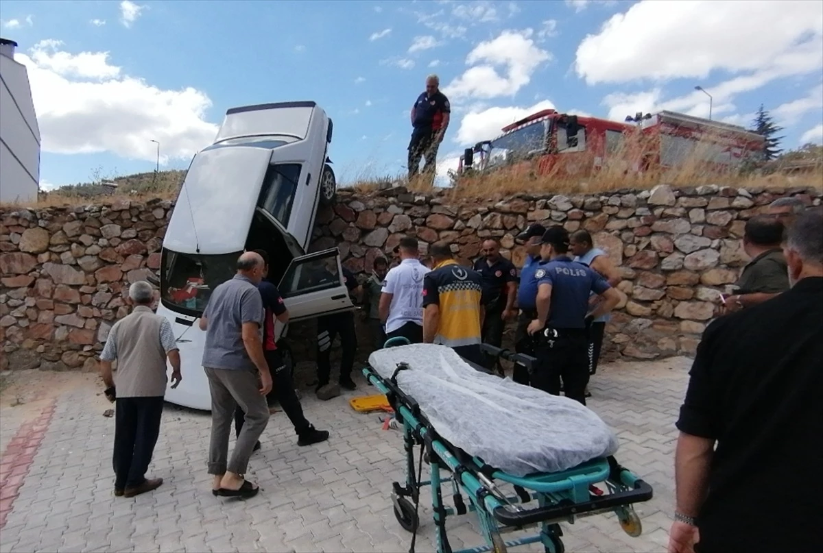 Tokat'ta istinat duvarında asılı kalan otomobilin sürücüsü yaralandı