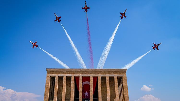 Türk Yıldızları'ndan 30 Ağustos Zafer Bayramı'nda Anıtkabir saygı uçuşu