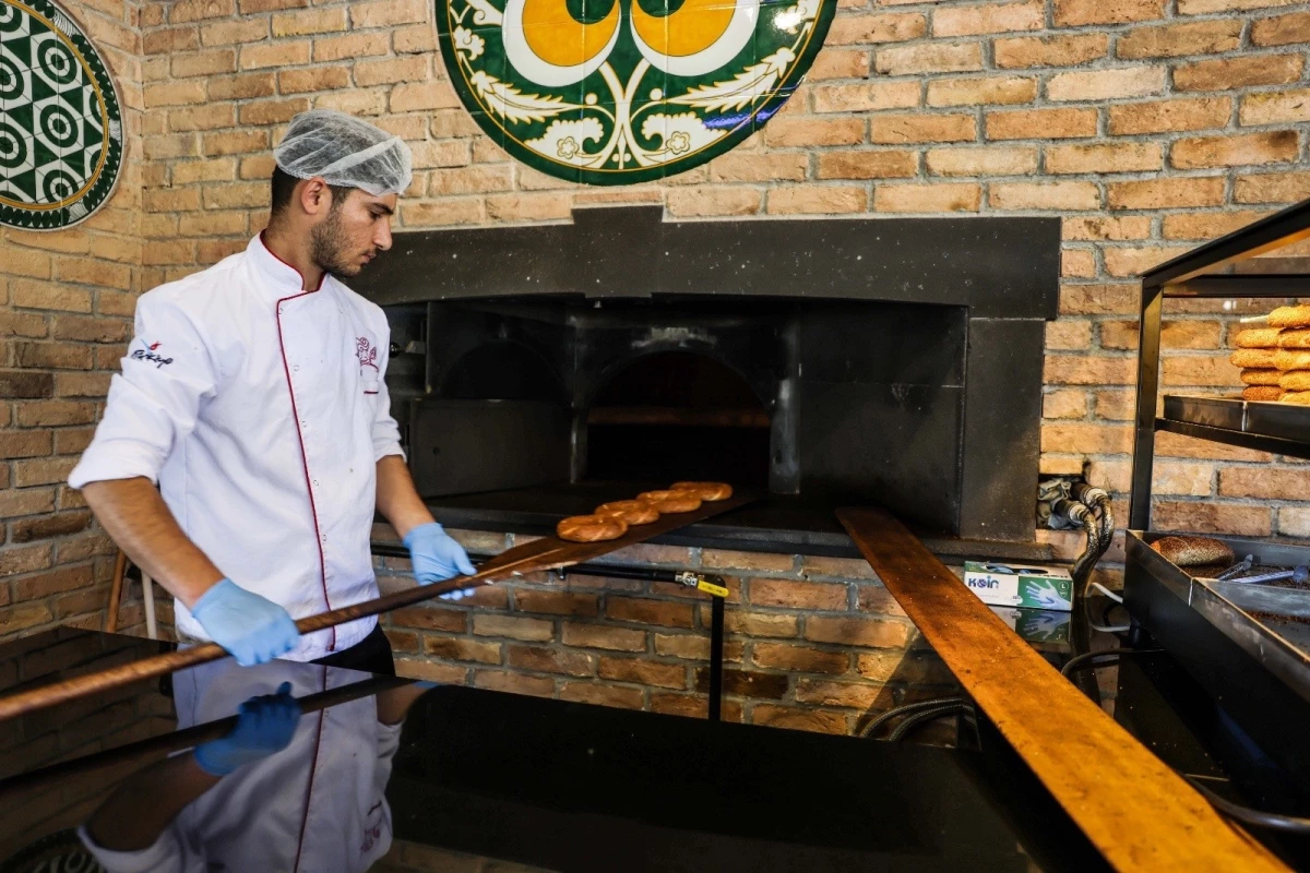 Ümraniye Belediyesi tarafından Osmangazi Millet Bahçesi'nde açılan Simit Kafe yoğun ilgi görüyor