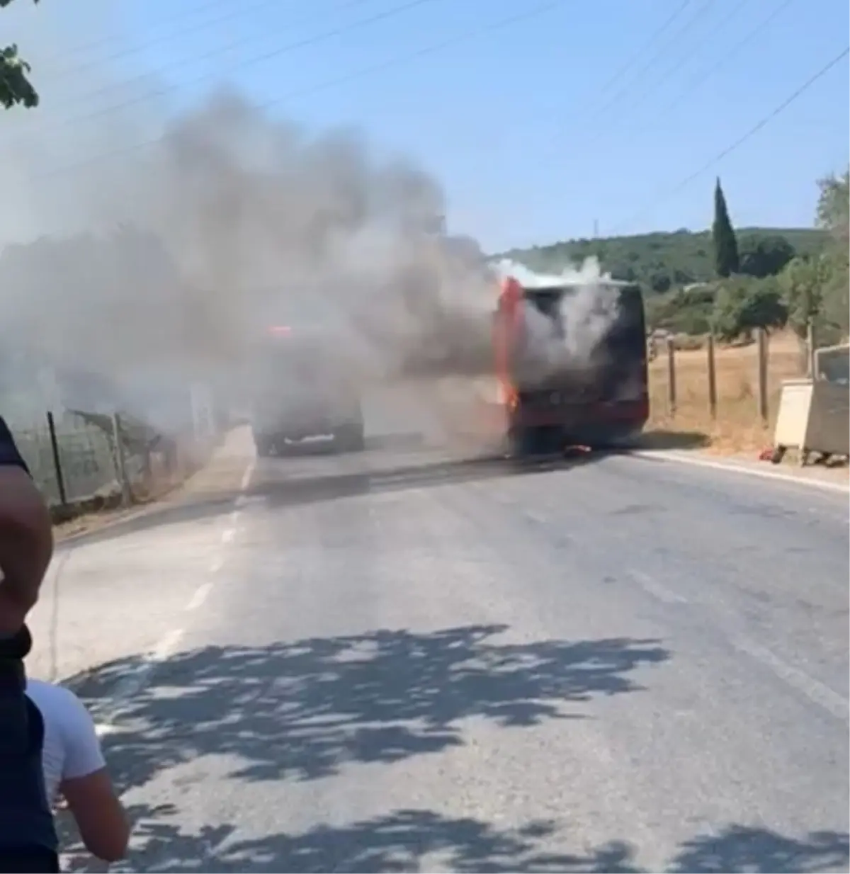 Urla'da Kaçak Göçmenleri Taşıyan Otobüste Yangın Çıktı