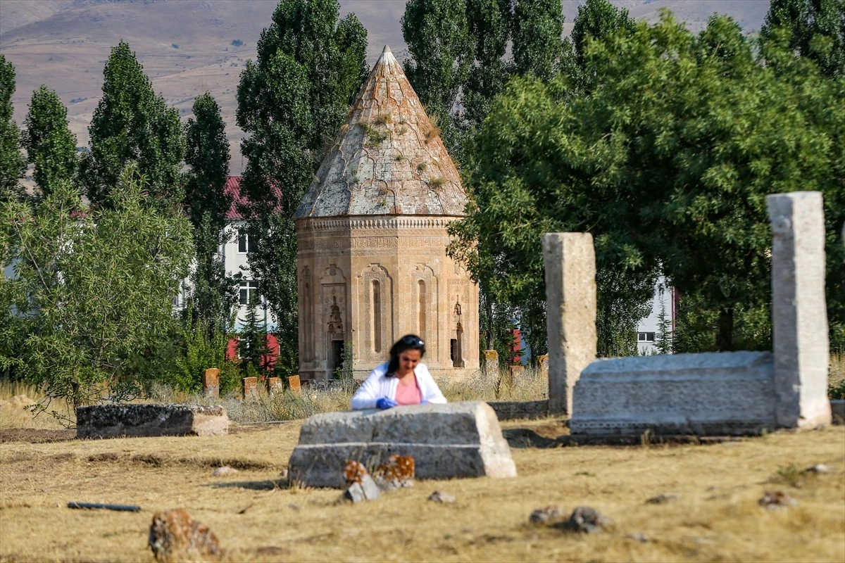 Van'ın Gevaş ilçesindeki Selçuklu Mezarlığı'nda Kazı Çalışmaları Devam Ediyor