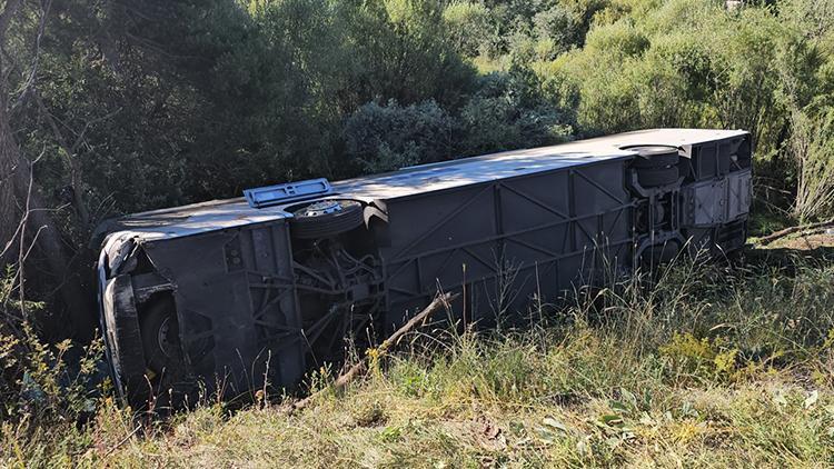 Yolcu otobüsü devrildi, 14 kişi yaralandı