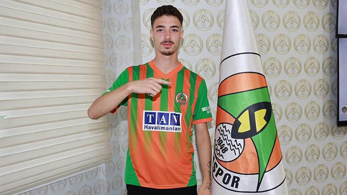 17'lik golcü  Arda Usluoğlu Alanyaspor'a imzayı attı