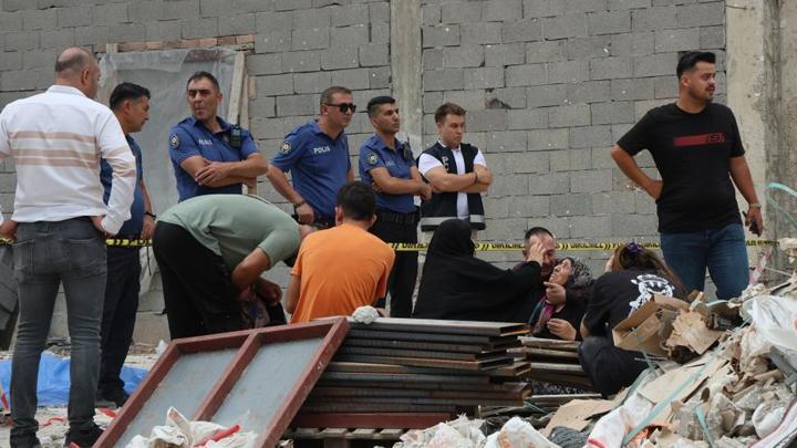 Adana'da kule vinçteki demir kova, işçilerin üzerine düştü: 2 işçi hayatını kaybetti