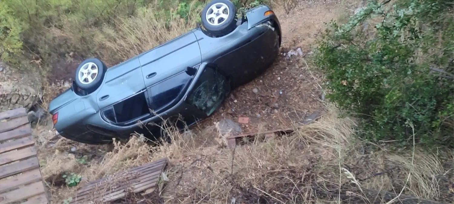 Adana'da uçuruma yuvarlanan otomobilde 3 kişi yaralandı