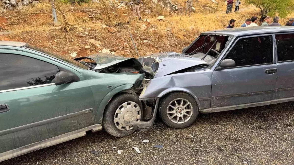 Adıyaman'da Kafa Kafaya Çarpışma: 4 Yaralı