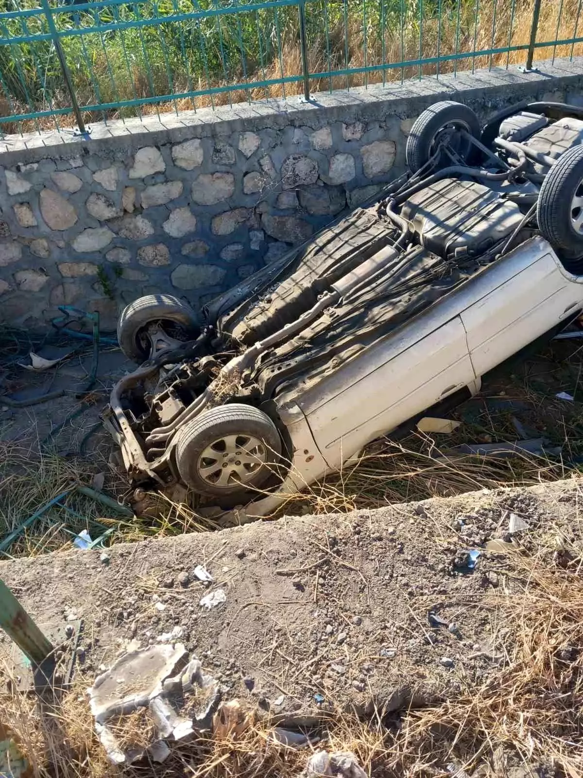 Adıyaman'da otomobil su kanalına düştü, bir kişi yaralandı