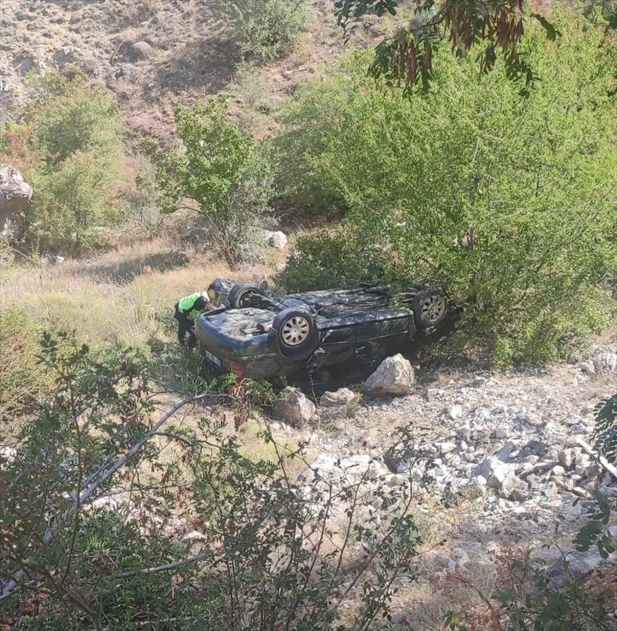 Afyonkarahisar'ın Şuhut ilçesinde otomobil şarampole devrildi, 4 kişi yaralandı