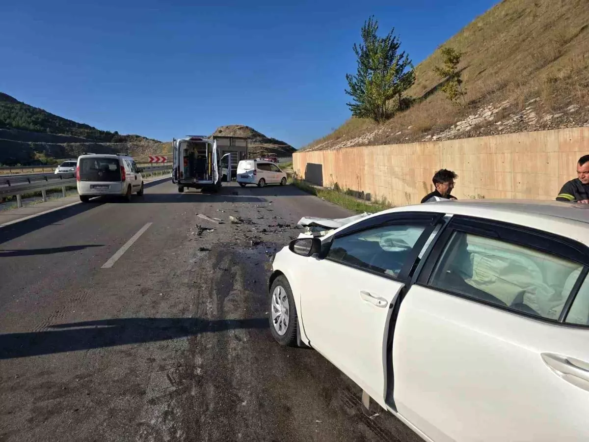 Amasya'da Otomobil Kamyonla Çarpıştı: 2 Yaralı