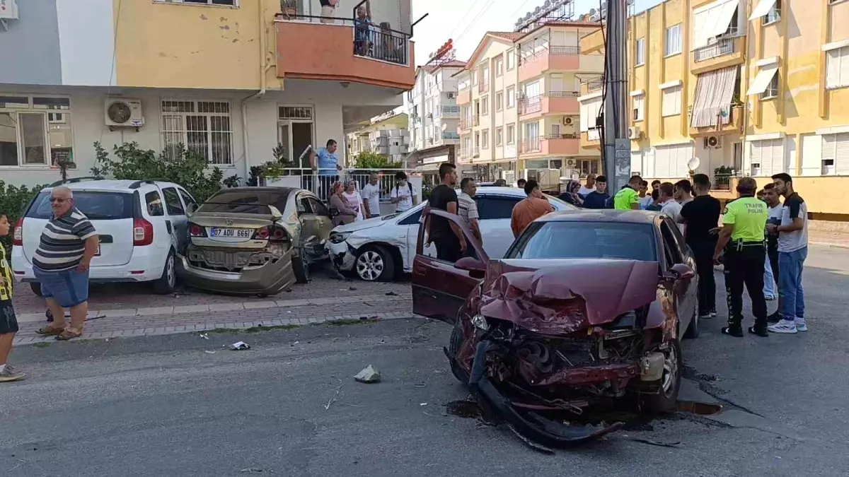 Antalya'da 14 Yaşındaki Çocuğun Kullandığı Otomobil Kazaya Yol Açtı