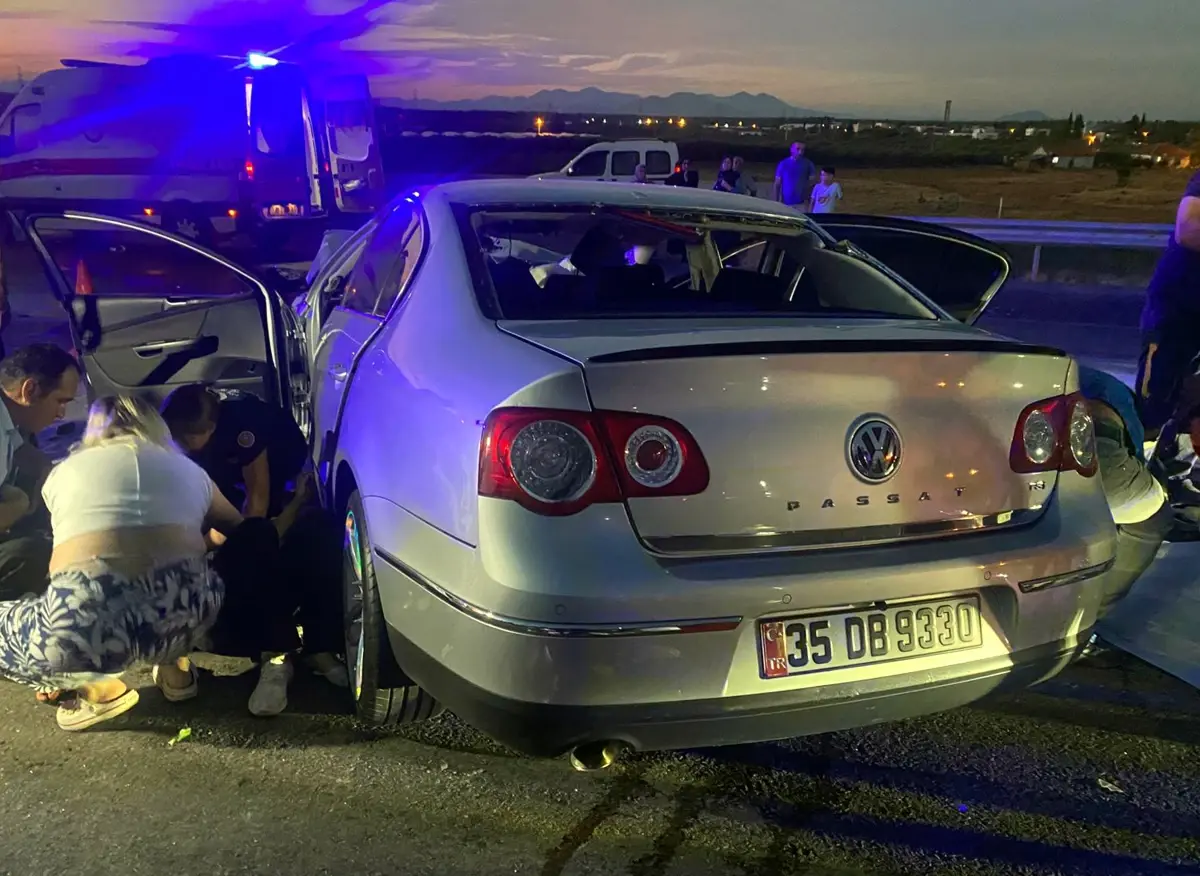 Antalya'da düğüne giden ailenin otomobili su tankeriyle çarpıştı: 3 ölü