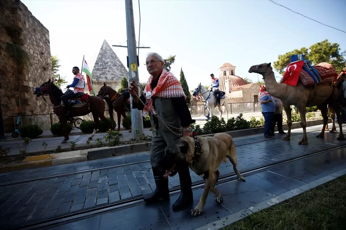 Antalya'da Uluslararası Yörük Türkmen Festivali'nde Temsili Yörük Göçü Gerçekleştirildi