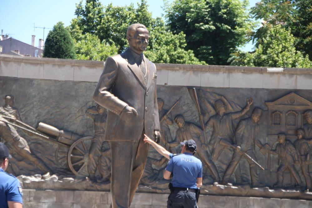 Atatürk Anıtı'na saldıran dayı-yeğen 4 yıl 4 ay ceza aldı