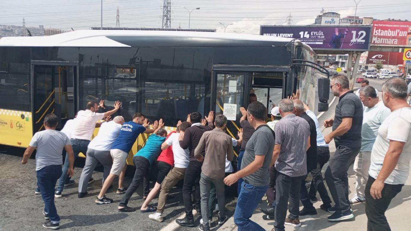 Avcılar'da İETT otobüsü kaza yaptı! D-100 kara yolu Edirne istikameti trafiğe kapandı