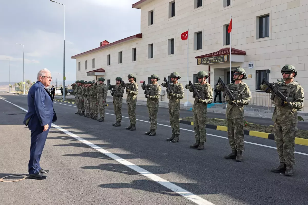 Bakan Güler Bayburt'ta 17'nci Komando Tugay'ını denetledi