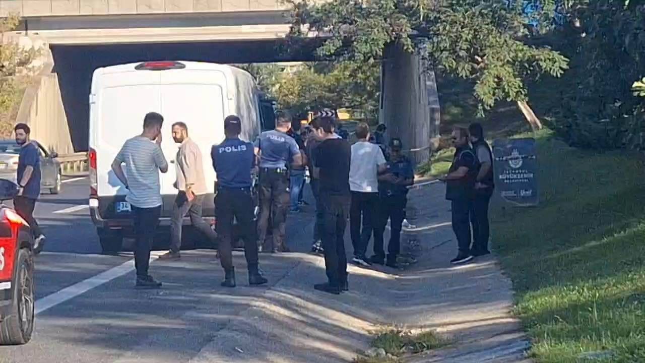 Beykoz'da yol kenarında pimi çekilmemiş 2 el bombası bulundu