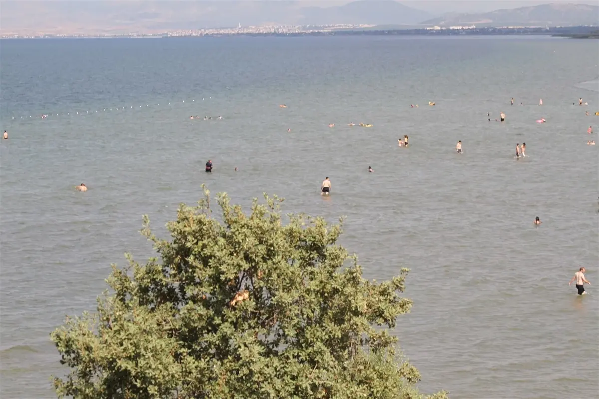 Beyşehir'deki Karaburun Plajı Tatilcileri Ağırlıyor