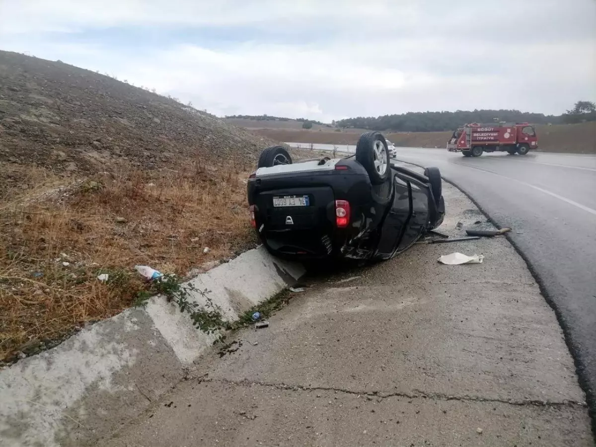 Bilecik'te Otomobil Yağmur Kanalına Devrildi, 1 Kişi Yaralandı