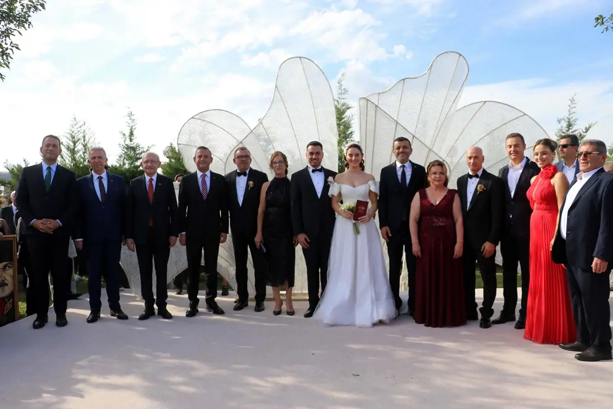 CHP Liderleri Ozan Karaca ile Ezgi Emren'in Nikah Şahitliğini Yaptı