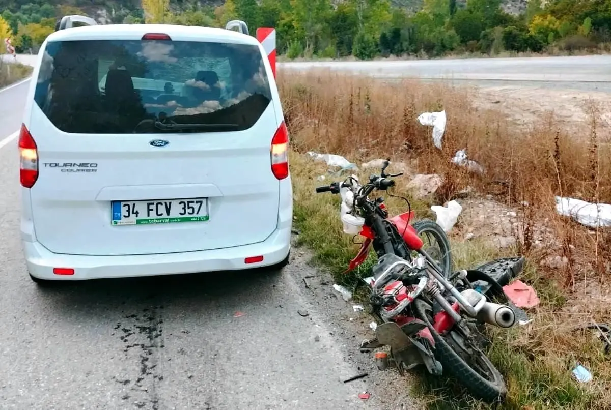 Domaniç-Tavşanlı karayolunda otomobil ile çarpışan motosikletin sürücüsü ağır yaralandı