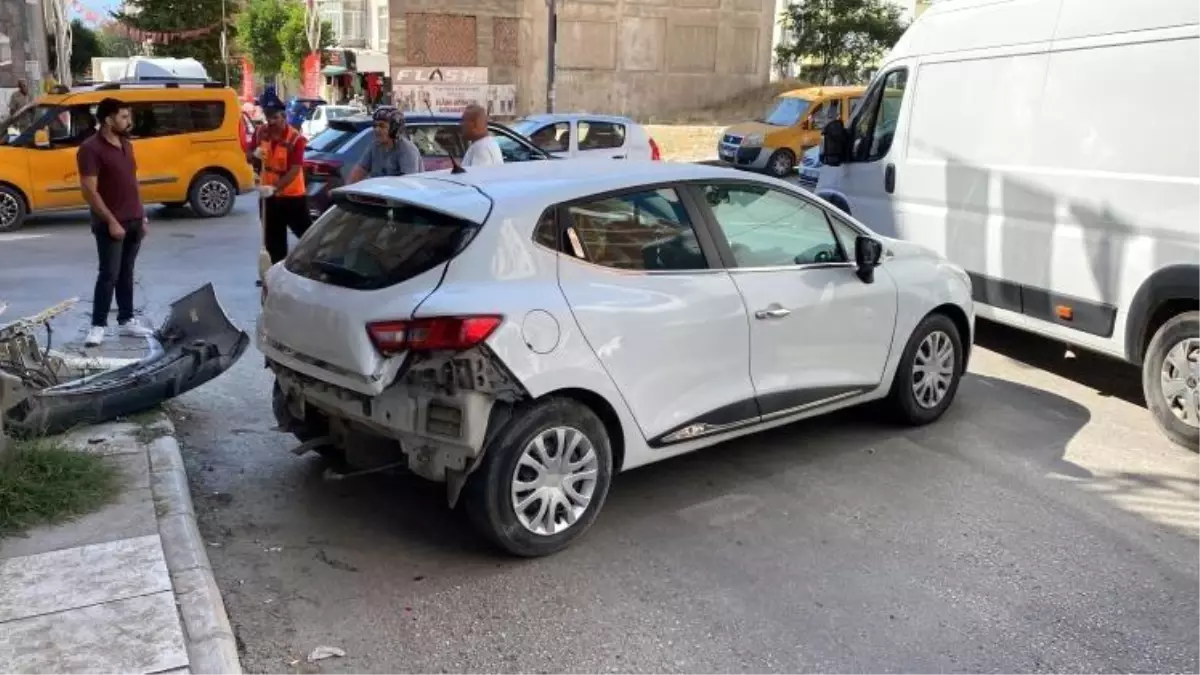 Elazığ'da Otomobil Çarpışması Sonucu 1 Kişi Yaralandı