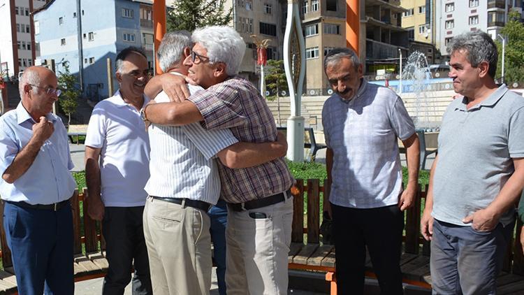 Emekli öğretmen ilk görev yaptığı şehri ziyaret edip öğrencileriyle buluştu