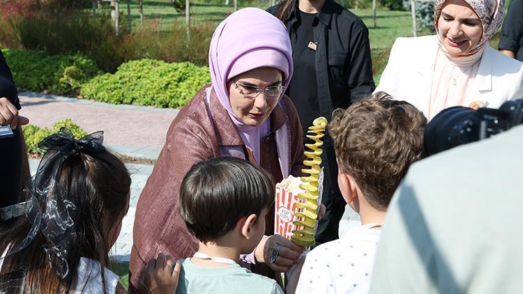 Emine Erdoğan, koruyucu aileler ve çocuklarıyla buluştu