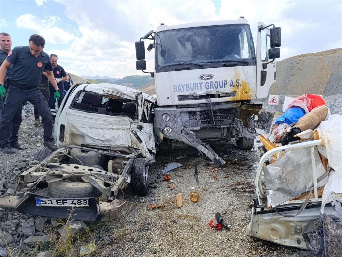 Erzurum'da feci kaza: 3 ölü, 2 yaralı