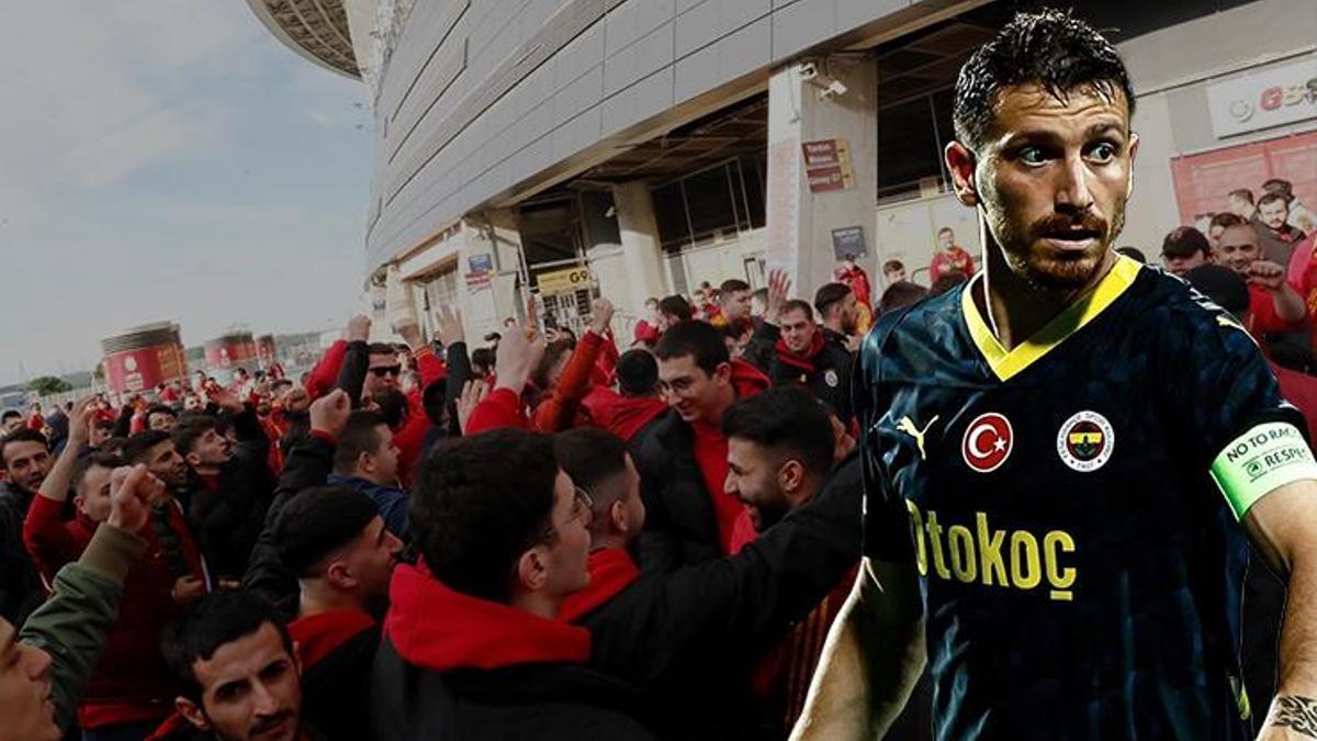 Galatasaray taraftarından Mert Hakan Yandaş'a olay pankart! Derbi öncesi ortam gerildi...