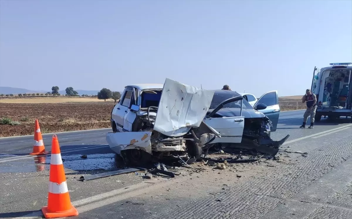 Gaziantep'te Otomobil Çarpışması: 3 Kişi Yaralandı