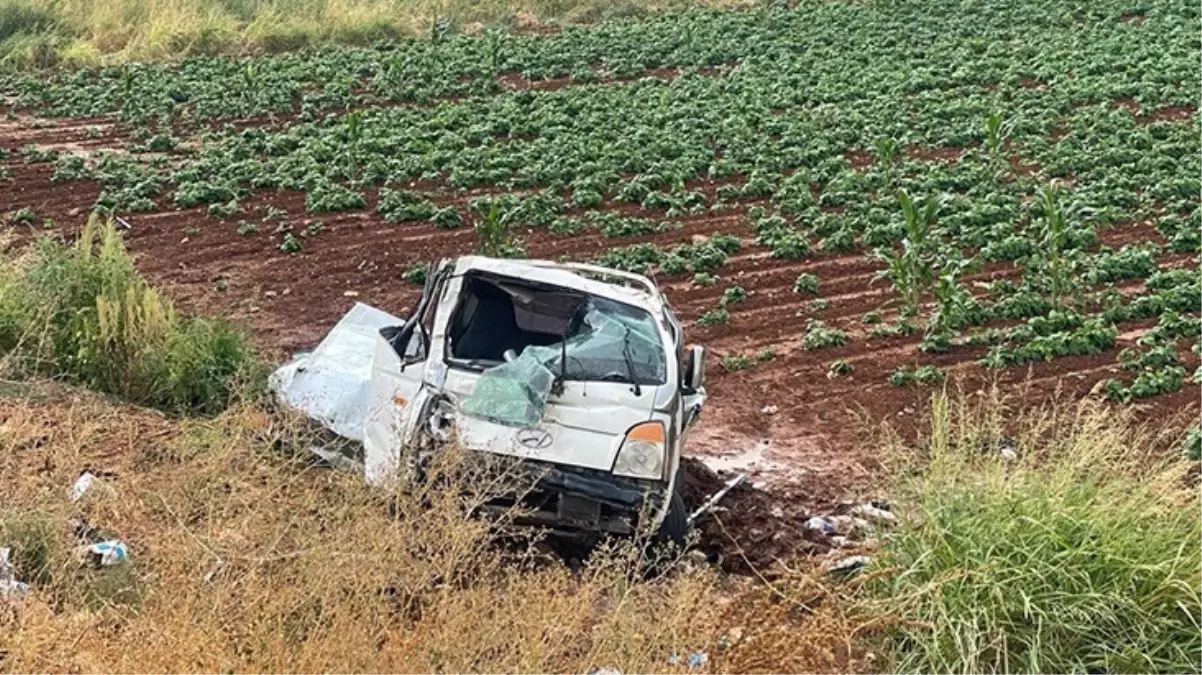 Gaziantep'te tarım işçilerini taşıyan kamyonet şarampole uçtu: 1 ölü, 22 yaralı