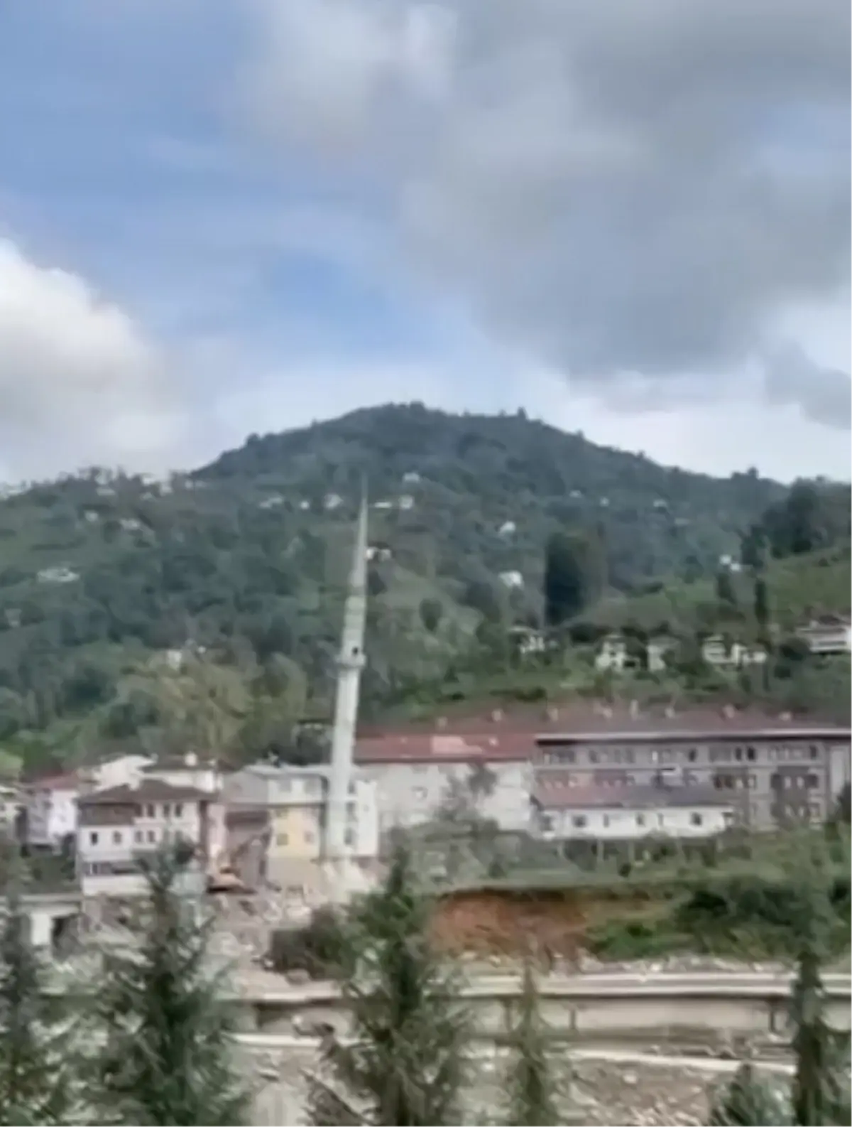 Güneysu'da Köprübaşı Camisi'nin Minaresi Kontrollü Olarak Yıkıldı