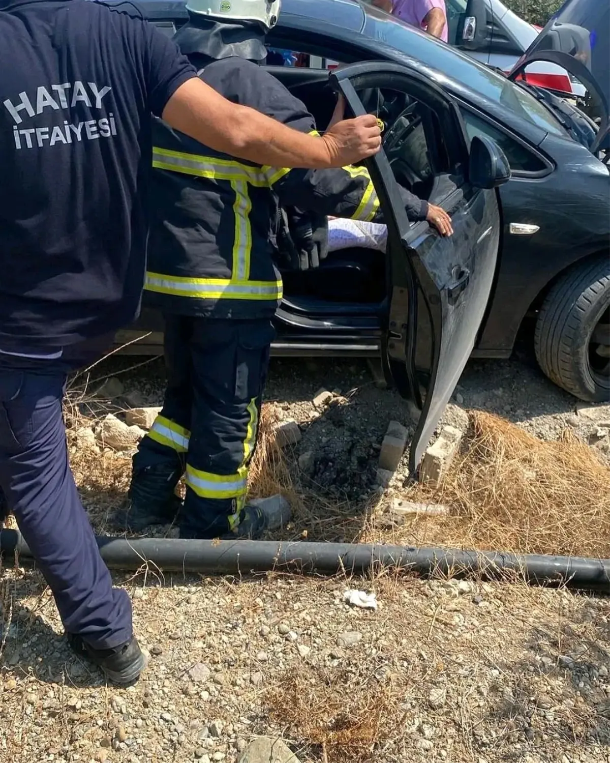 Hatay'da otomobil şarampole yuvarlandı, sürücü yaralandı