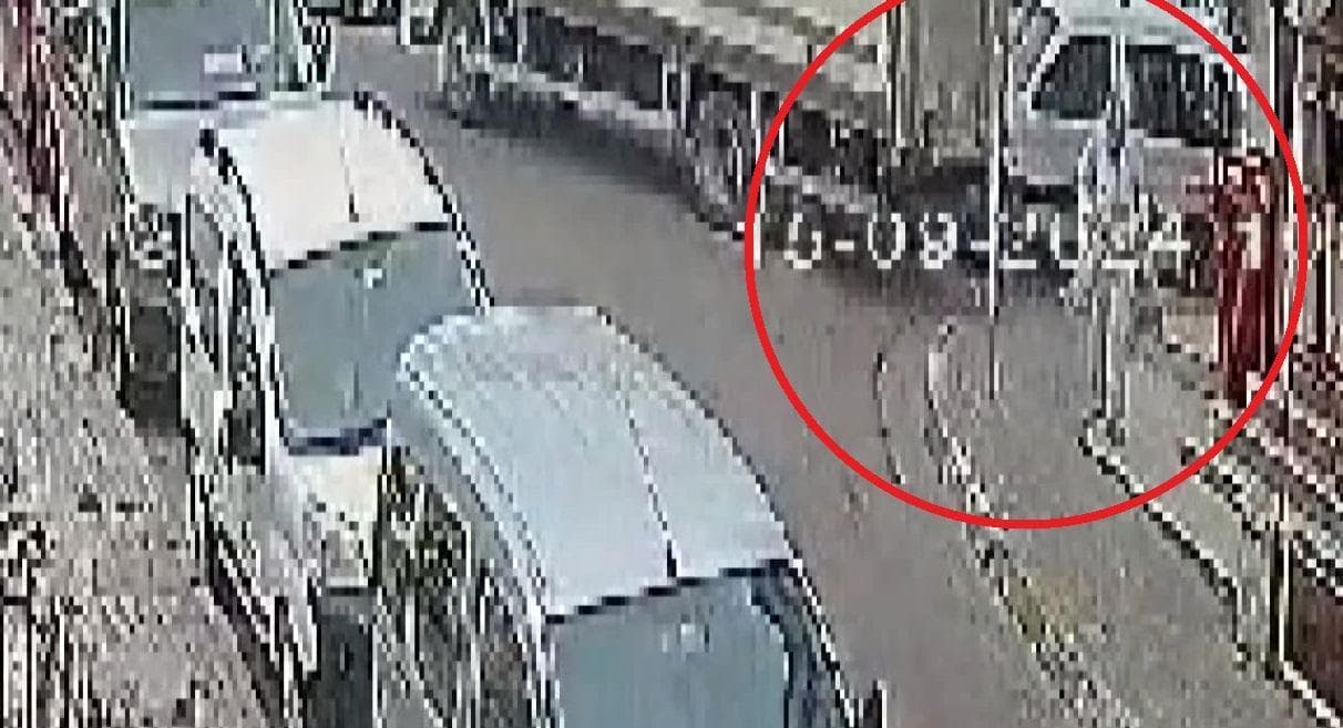 Her şey bir anda oldu! Market tabelası kafasına düştü