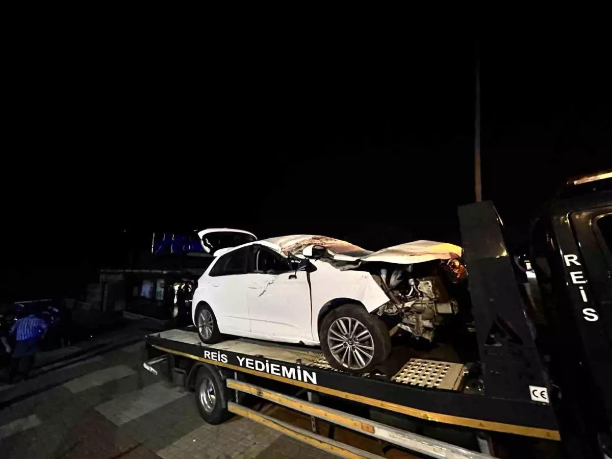 İstanbul Arnavutköy'de Otomobil Kontrolden Çıkarak Balıkçı Restoranına Girdi