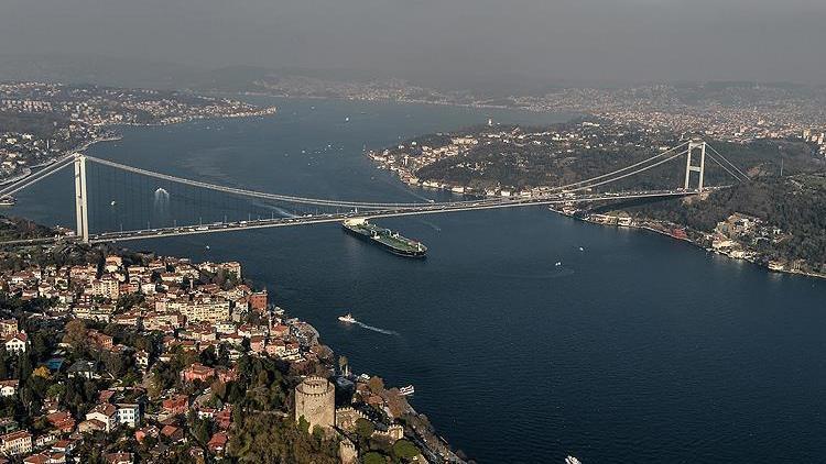 İstanbul Boğazı'nda gemi trafiği çift yönlü askıya alındı