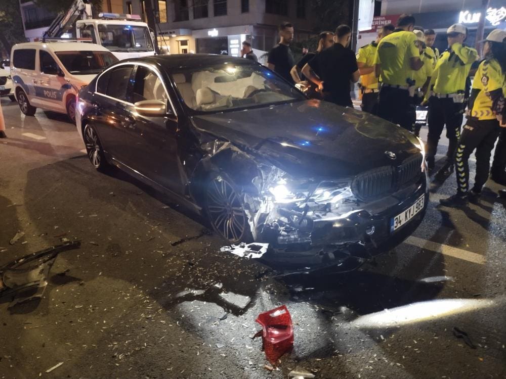 Kadıköy'de kontrolden çıkan otomobil park halindeki araçlara çarptı: 4 yaralı