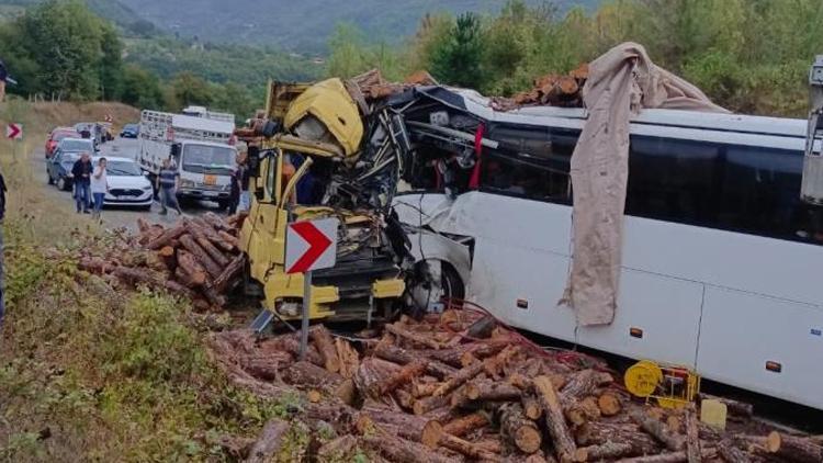 Kamyon ile yolcu otobüsü çarpıştı: 2 ölü, 21 yaralı