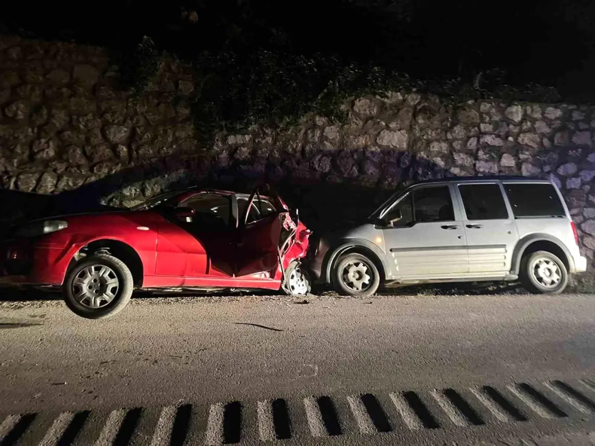 Karabük'te otomobil ile hafif ticari araç çarpışması: 4 yaralı